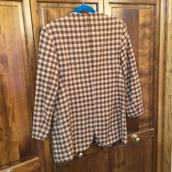 Giorgio Armani blazer, size 4, 4 pockets, open front, medium padding, split tail - Picture 2 of 3